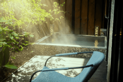 【和室スイート】［客室露天風呂］ 源泉かけ流しの湯と箱庭の緑が、ここだけのやすらぎを深めてくれる。