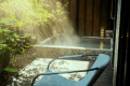 【和室スイート】［客室露天風呂］ 源泉かけ流しの湯と箱庭の緑が、ここだけのやすらぎを深めてくれる。