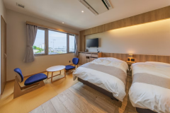 ベッド2台に畳部分に天童木工の家具を設置したシンプルな和モダンなお部屋です　※画像はイメージ