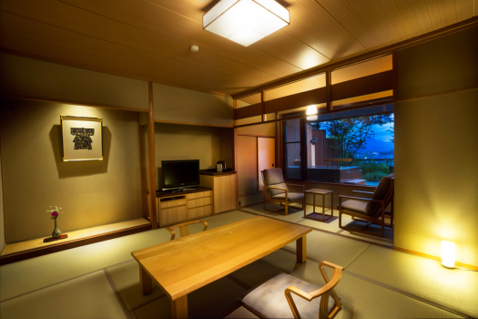 お部屋でゆったり食事時間を愉しむ(客室イメージ)