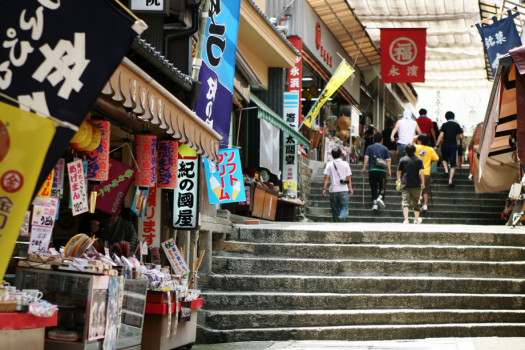 石段を上りながら参道に立ち並ぶお店でお土産選び