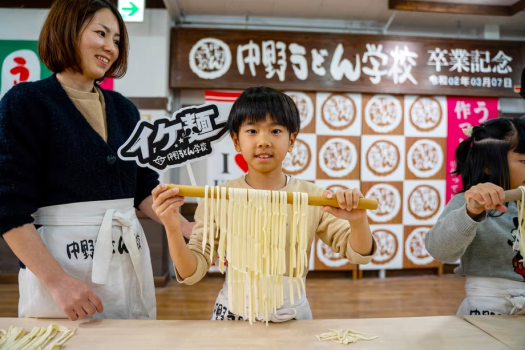 夏休みの思い出に「マイうどん」と記念撮影