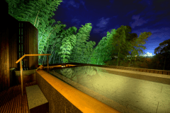 【吉祥の湯】夜のライトアップされた大浴場の露天風呂は竹林がとても神秘的