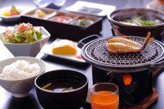 作り立てのだし巻き卵や小鉢三種など品数豊富な和朝食(イメージ)