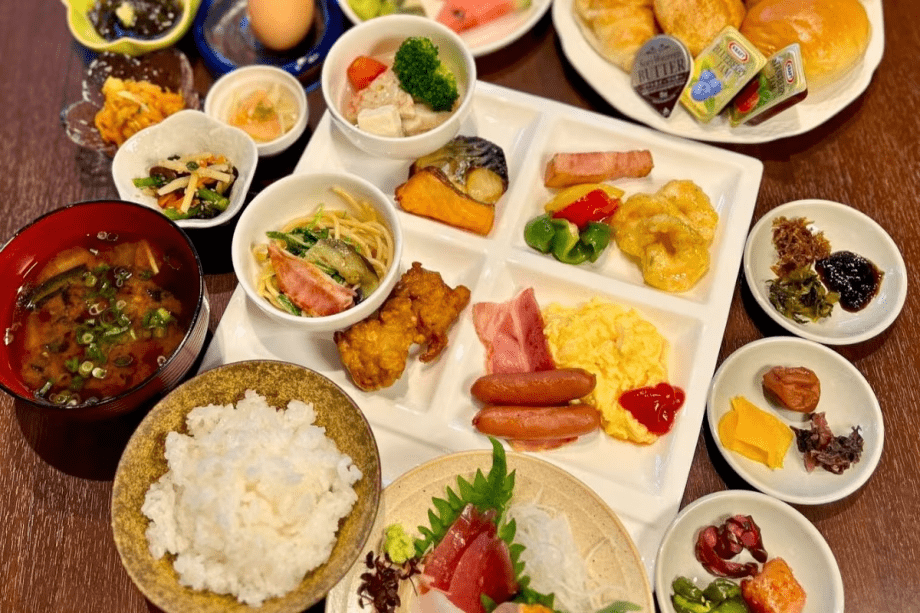 【レストラン/kariyun】スクランブルエッグやベーコンなど、定番洋食でボリューム満点のプレート朝食一例。