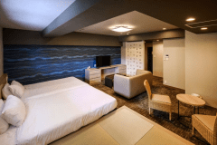 【ファミリールーム45㎡/禁煙】セミダブル2台＋布団で柔軟な宿泊スタイルが可能。