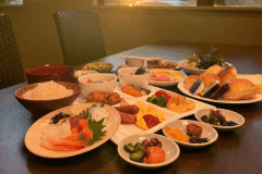 【レストラン/kariyun】彩り豊かな南国フルーツや和洋メニューが並ぶ、一日の始まりを飾る朝食。