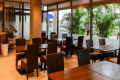 【レストラン/kariyun】南国の緑を眺めながら、ゆったりとお食事をお楽しみください。