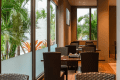 【レストラン/kariyun】南国の緑に癒される窓際席。心ゆくまで美食を楽しむひとときを。