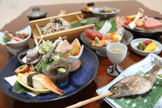 お夕食は季節により内容が変わります。