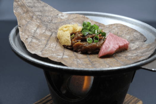 名物の朴葉味噌に飛騨牛を合わせてお召し上がりください。 名物の朴葉味噌に飛騨牛を合わせてお召し上がりください。