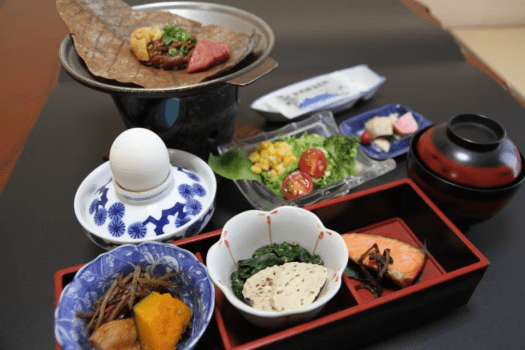 【朝食一例】名物の朴葉味噌、温泉玉子をお召し上がりください。 【朝食一例】名物の朴葉味噌、温泉玉子をお召し上がりください。