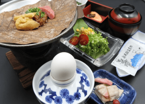 【朝食の一例】名物の朴葉味噌、温泉玉子をお召し上がりください。 【朝食の一例】名物の朴葉味噌、温泉玉子をお召し上がりください。