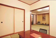 Japanese-style room for 2 people (6 tatami mats + 6 tatami mats, two rooms connected together)