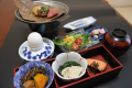 【朝食一例】名物の朴葉味噌、温泉玉子をお召し上がりください。