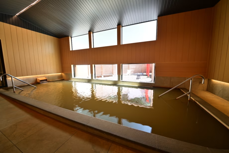 【大浴場　仁乃湯（めぐみのゆ）】湯船の深さが1メートルもあるプールのような温泉（男女入れ替え制）