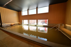 【大浴場　仁乃湯（めぐみのゆ）】湯船の深さが1メートルもあるプールのような温泉（男女入れ替え制）