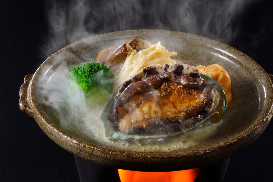 【鮑の踊り焼き】おひとり様につき1個！目の前で焼くアツアツの鮑をご堪能ください。