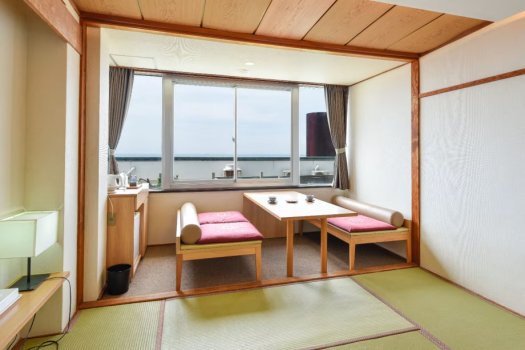 2018年リニューアル★館山湾（鏡ヶ浦）側の和室です。当館の建物が見えてしまうため、海の眺望は劣るお部屋でございます。※予めご了承の上ご予約くださいませ。
