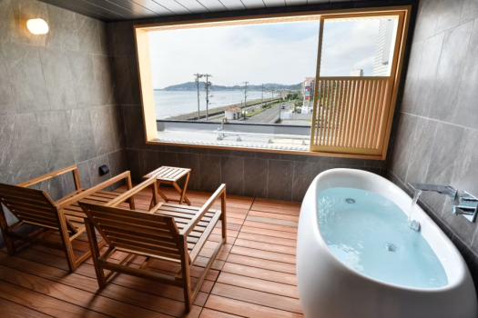 海をみながらお風呂をお楽しみいただけます。※バスタブはお一人さま用です。温泉ではございません。