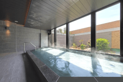 2023年にオープンした昇鶴の最新大浴場。重厚な石造りの湯殿でゆったりとお寛ぎください。
＜営業時間＞15:-00～23:00　6:00～10:00