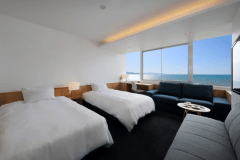 【オーシャンフロント】4階プレミアムツイン
2018年リニューアル★館山湾（鏡ヶ浦）が一望できるお部屋です。シモンズ社製マットレスを使用したセミダブルベッドが２台+ソファーベッド１台の洋室です。大きなガラス張りの窓から海の景色をお楽しみください。