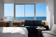 【オーシャンフロント】4階プレミアムツイン
2018年リニューアル★館山湾（鏡ヶ浦）が一望できるお部屋です。シモンズ社製マットレスを使用したセミダブルベッドが２台+ソファーベッド１台の洋室です。大きなガラス張りの窓から海の景色をお楽しみください。