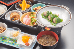 【ご朝食（和食のお弁当）】千葉県の郷土料理「さんが焼き」や小鉢、温泉たまご、サラダ、味噌汁など、栄養バランスを考えた朝食です