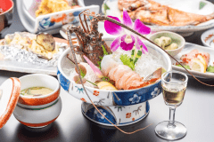 【グレードアップ会席】基本会席に伊勢海老の姿造りが付いた会席です。お一人様一尾付きです！伊勢海老ならではプリッとした食感と甘い味わいをお楽しみください。