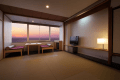モダン３階和室〈海眺めの広縁席付〉オーシャンフロントのお部屋です。運がよければ夕日の景色にも出会えます。