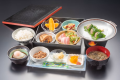 【ご朝食（和食のお弁当）】千葉県の郷土料理「さんが焼き」や小鉢、温泉たまご、サラダ、味噌汁など、栄養バランスを考えた朝食です