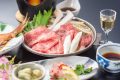 料理長厳選のA5ランクのかずさ和牛を陶板焼き（焼きしゃぶ　季節のソース）でお召し上がりください。