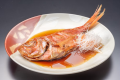 料理長特製の醤油ダレで煮つけ、身はしっとりとやわらか。白ごはんを「おかわりしたい」というお客様もいるほど、ご飯との相性も抜群です。