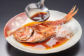 料理長特製の醤油ダレで煮つけ、身はしっとりとやわらか。白ごはんを「おかわりしたい」というお客様もいるほど、ご飯との相性も抜群です。