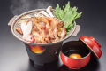【鶏すき焼き】陶板焼きでアツアツをお召し上がりいただけます。