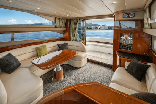 ≪クルーザーキャビン VAJRA≫シックで落ち着いた船内