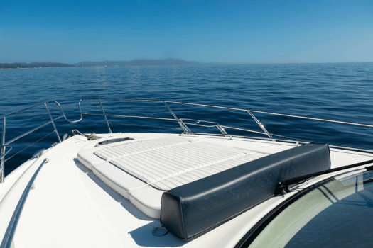 開放的な空を見上げるデイベッドに寝ころべばリゾート気分は頂点に