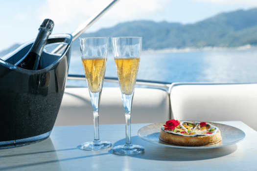 沖合いから島を眺めサービススタッフによるウェルカムドリンクやスイーツを満喫