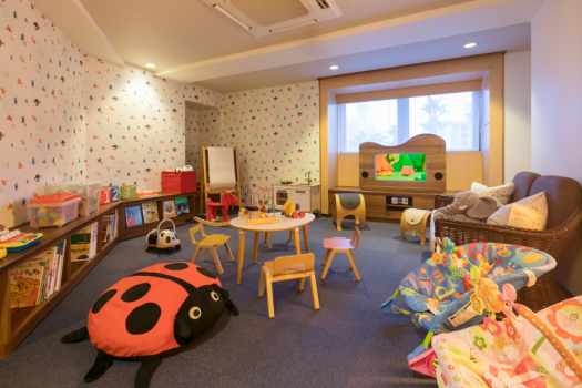 かわいい壁紙で飾られたキッズルームでお子様も大喜び♪
