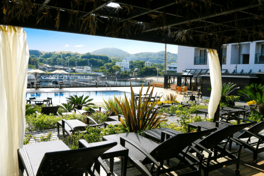 日除け屋根＆カーテン付カバナでリゾートプールならではのラグジュアリータイムを（画像はカバナ大）