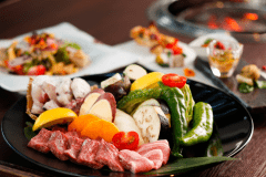 特選牛や旬の海の幸を、強い火力で旨みを逃がさない炭火焼で味わう特選コース≪料理イメージ≫