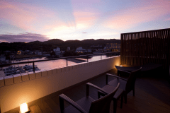 ≪ハーバースパテラスルーム≫三熊山に沈みゆく夕陽をプライベートデッキから