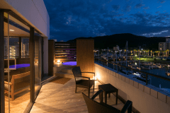 ≪ハーバースパテラスルーム≫サントピアマリーナと三熊山をご覧頂けます