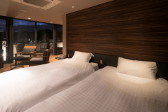 ≪ハーバースパテラスルーム≫サントピアマリーナと三熊山をご覧頂けます