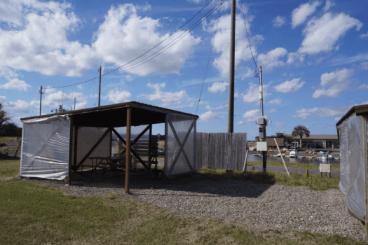 屋根つきオートサイト<温水シンクあり・電源付き・キャンピングカーもOK〉