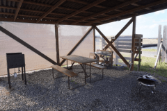 屋根つきオートサイト<温水シンクあり・電源付き・キャンピングカーもOK〉