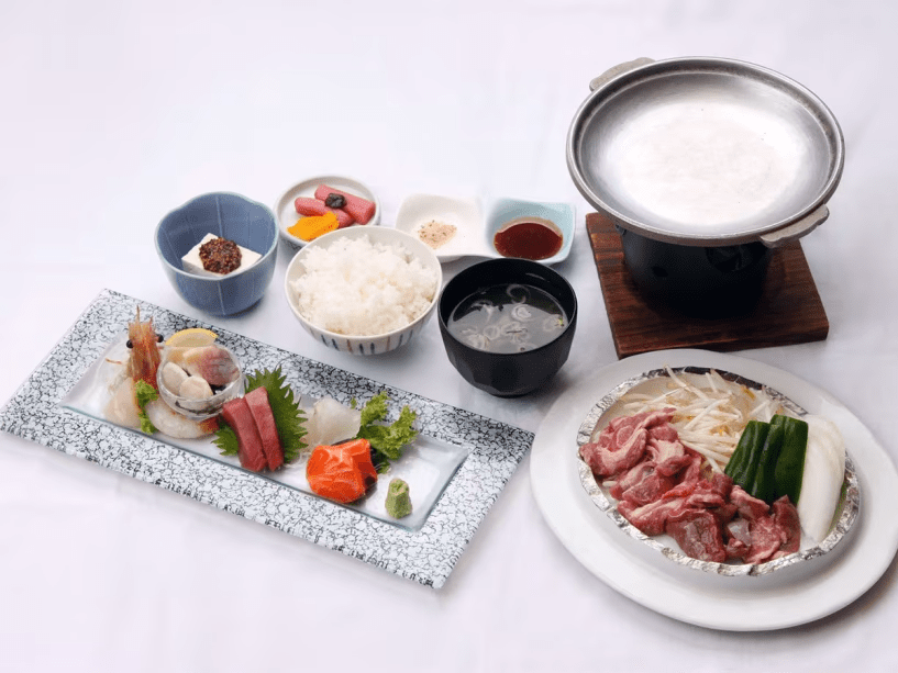 【夕食】ジンギスカン(陶板)、お刺身など北海道ならではの味覚をお楽しみいただけます。 【夕食】ジンギスカン(陶板)、お刺身など北海道ならではの味覚をお楽しみいただけます。