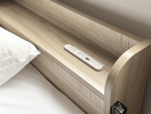 【客室設備】夜の読書やスマホ利用にも便利な枕元のコンセント