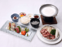 【夕食】ジンギスカン(陶板)、お刺身など北海道ならではの味覚をお楽しみいただけます。 【夕食】ジンギスカン(陶板)、お刺身など北海道ならではの味覚をお楽しみいただけます。