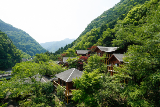 山の斜面を活かし、広々としたテラスに山の香りが届く、里山ヒュッテ。